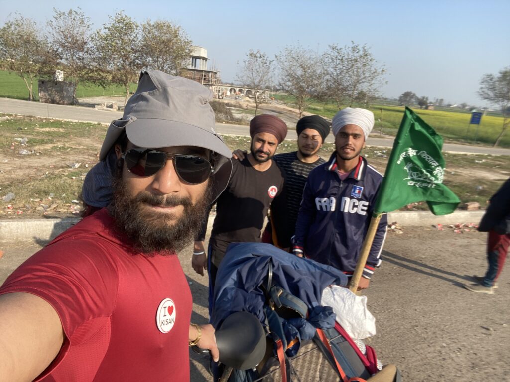 Shairik Sengupta while cycling to Singhu, through the farmers movement